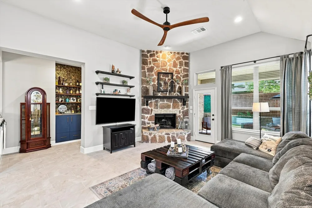 1516 Presley Way Lantana, TX 76226