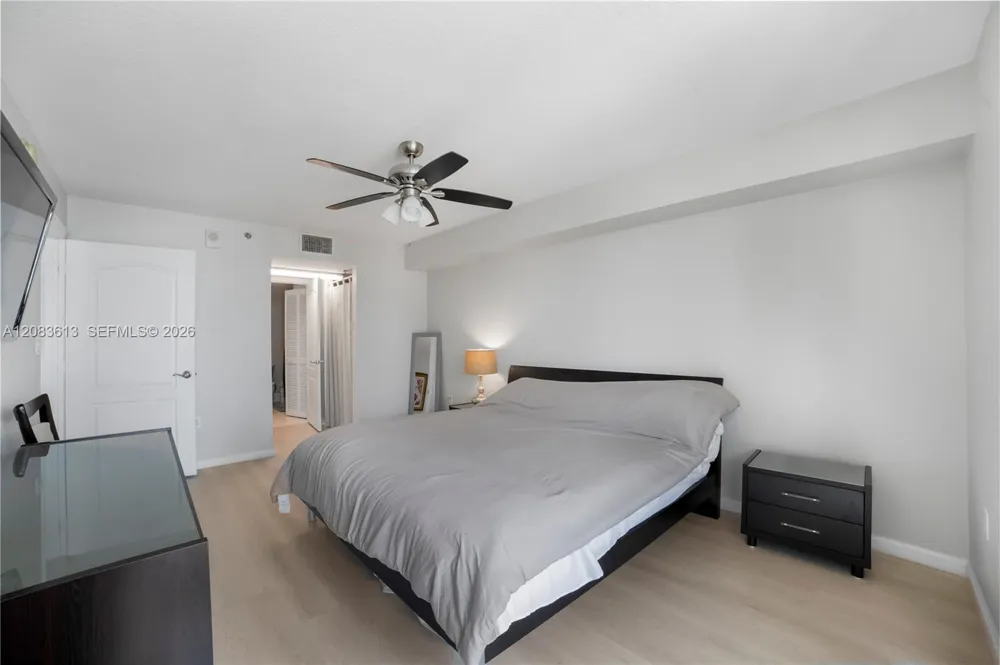 1200 Brickell Bay Dr #4121 Miami, FL 33131