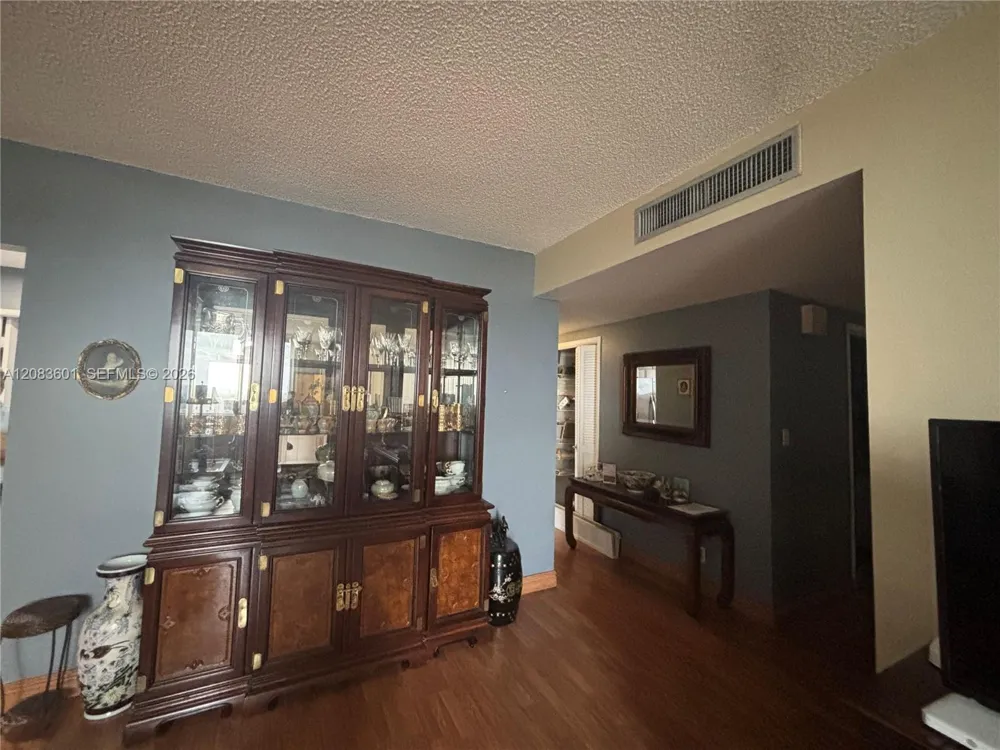3800 Hillcrest Dr #1011 Hollywood, FL 33021