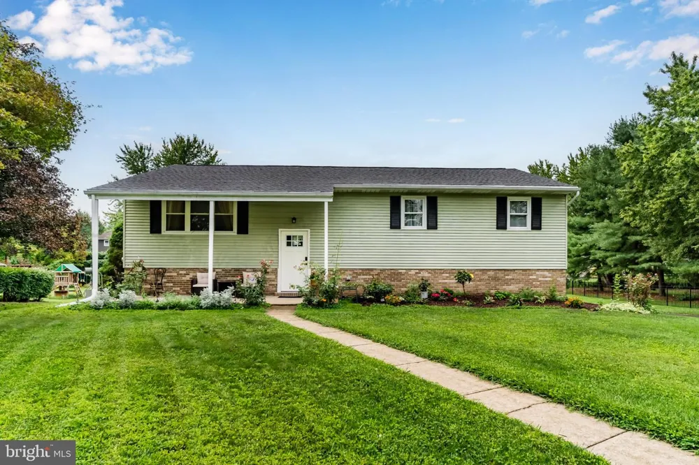 15 PARKSIDE DRIVE Hummelstown, PA 17036