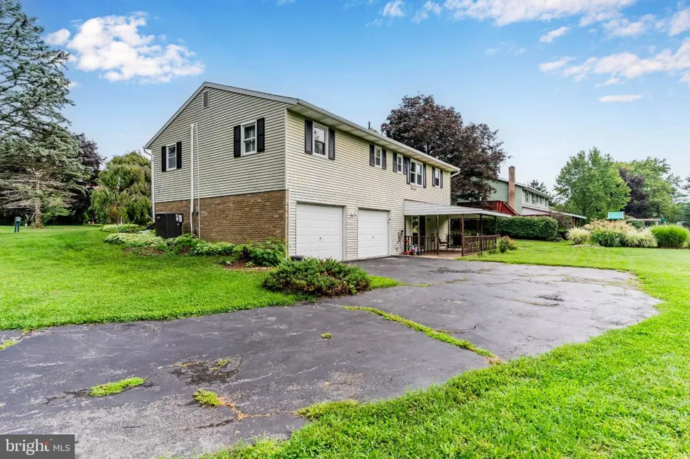15 PARKSIDE DRIVE Hummelstown, PA 17036