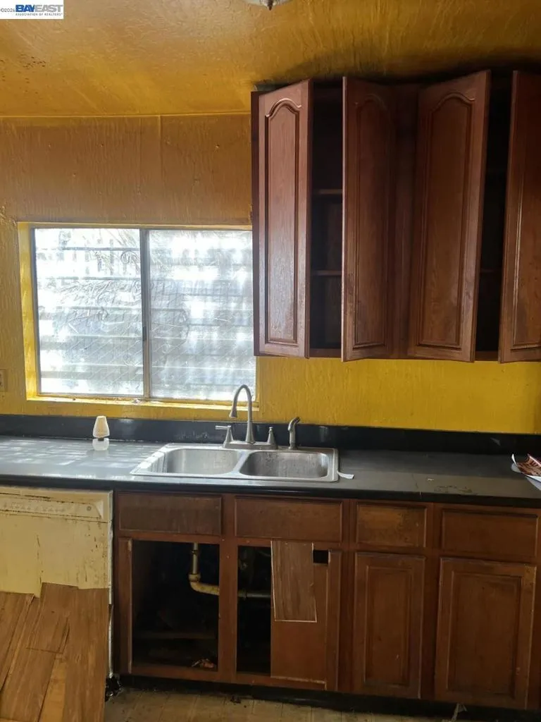 6225 Tevis St Oakland, CA 94621