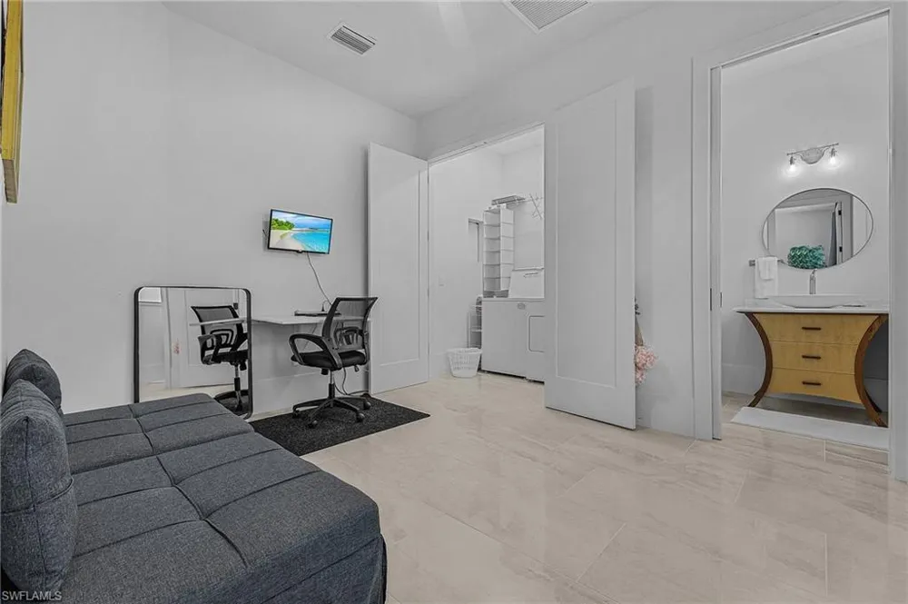 2499 Pine Street Naples, FL 34112