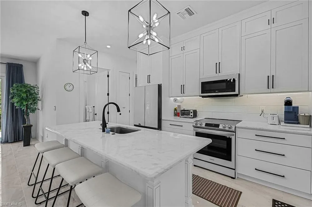 2499 Pine Street Naples, FL 34112