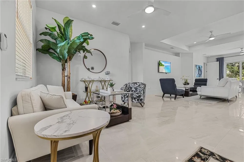 2499 Pine Street Naples, FL 34112
