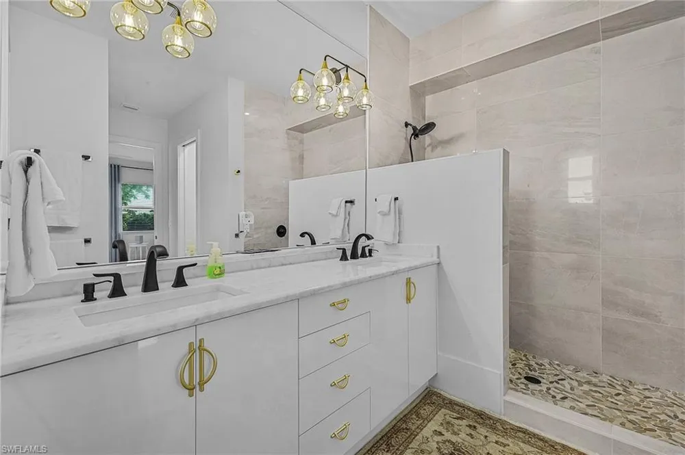 2499 Pine Street Naples, FL 34112