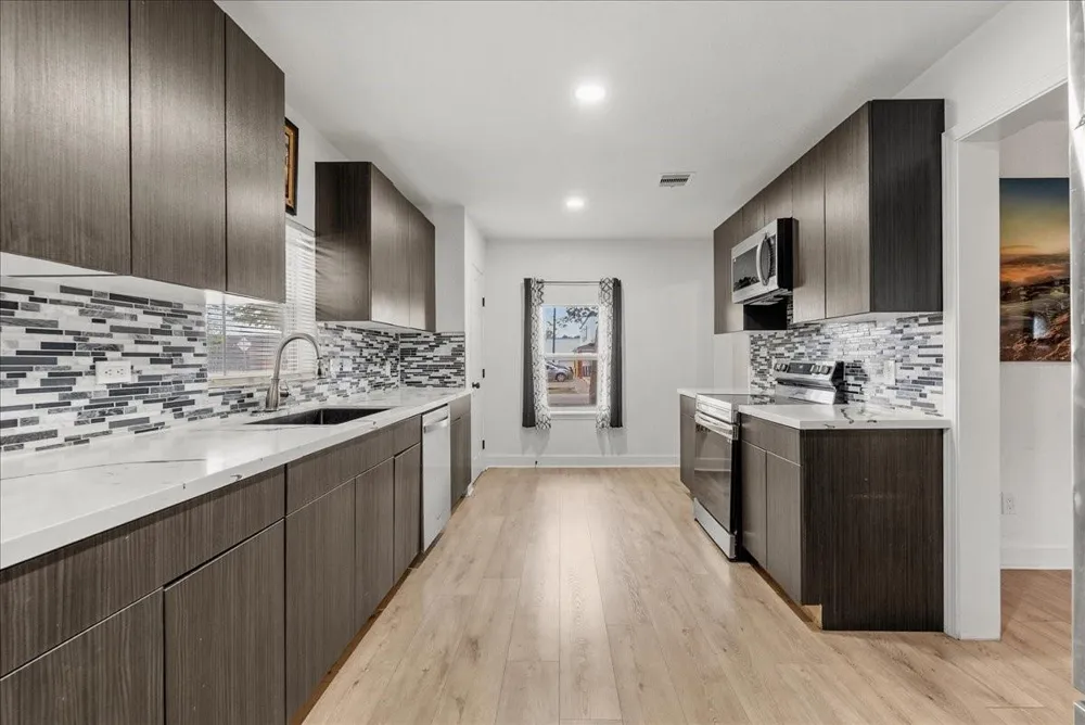 5201 Main Street Santa Fe, TX 77510