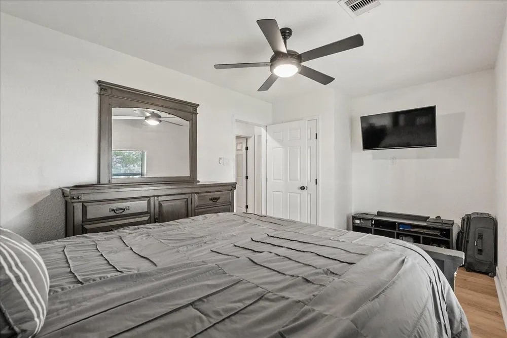 5201 Main Street Santa Fe, TX 77510