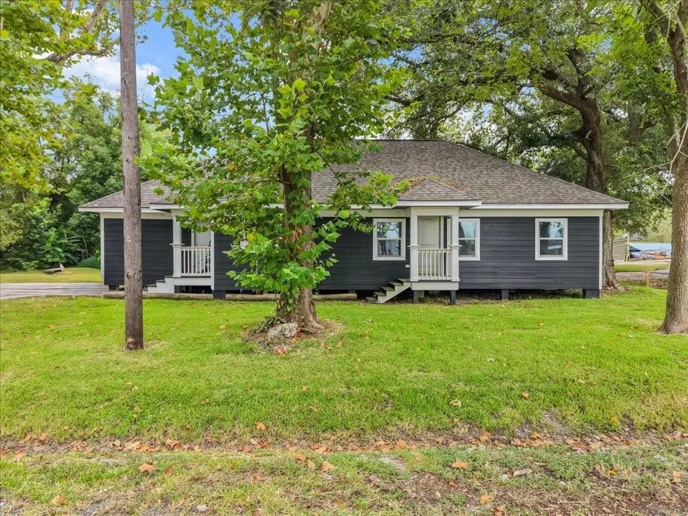 5201 Main Street Santa Fe, TX 77510