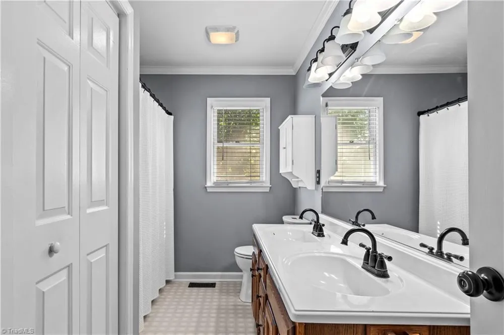 2513 Newington Court Clemmons, NC 27012