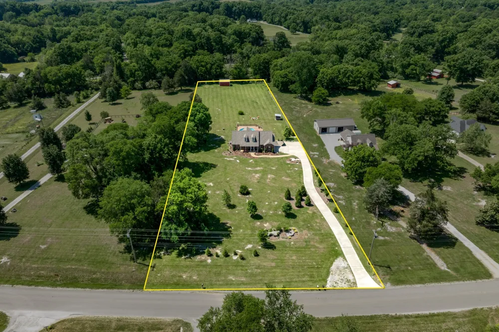 1412 Iron Bridge Rd Columbia, TN 38401