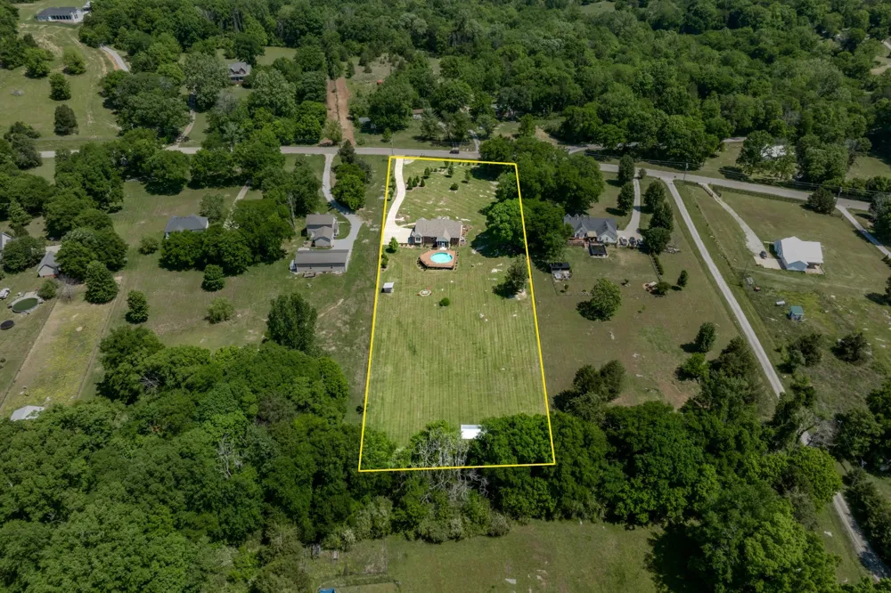 1412 Iron Bridge Rd Columbia, TN 38401