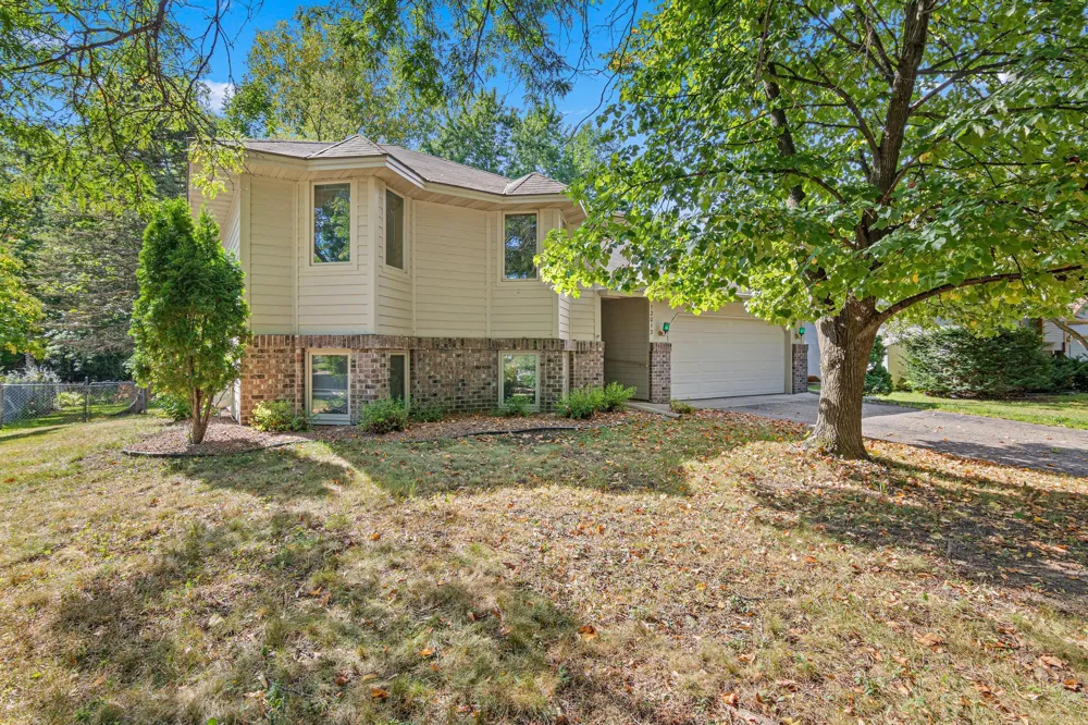 12013 Summerset Lane Burnsville, MN 55337