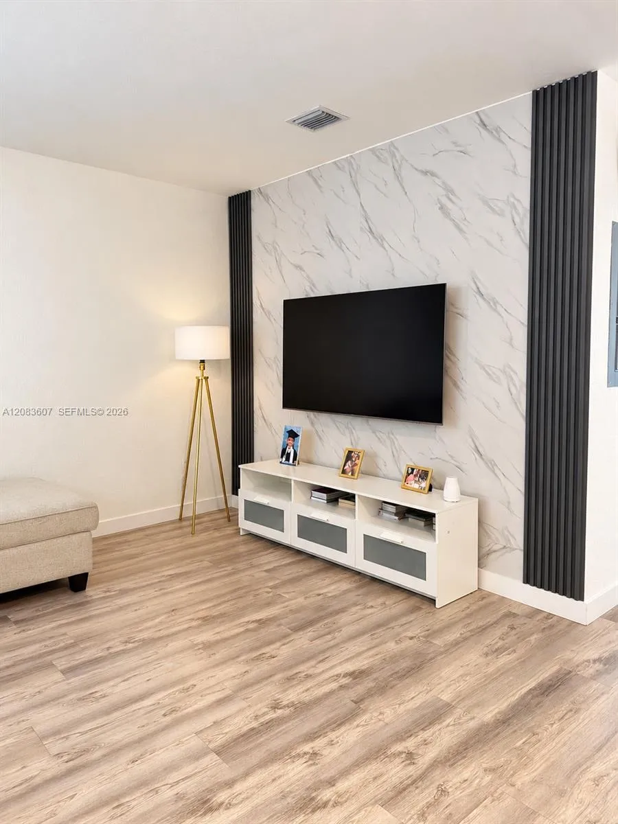 3393 W 105th Ter Hialeah, FL 33018