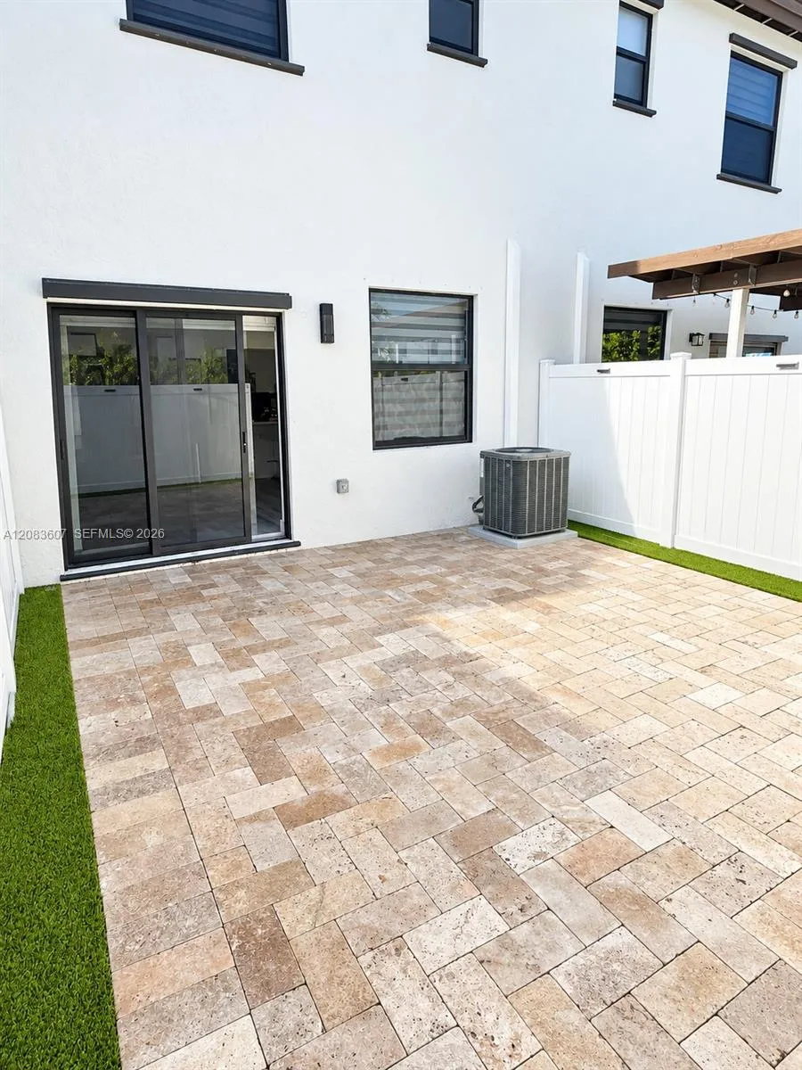3393 W 105th Ter Hialeah, FL 33018