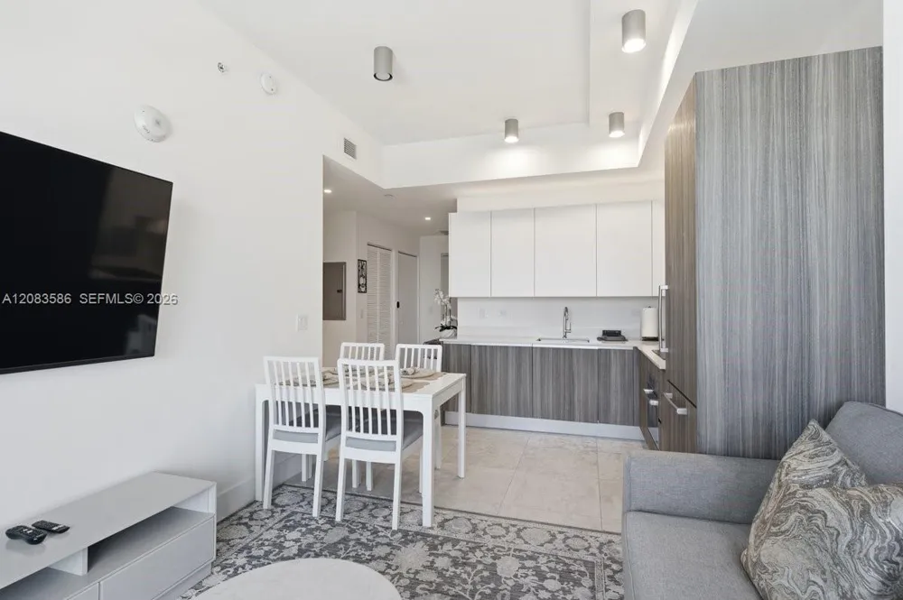 239 SW 9TH #1704 Miami, FL 33130