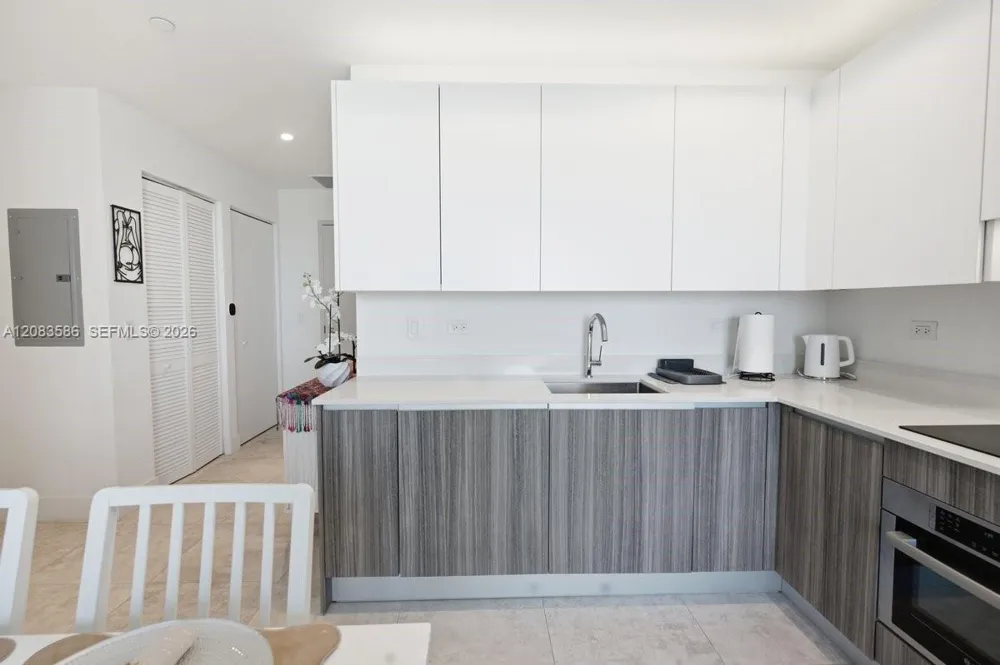 239 SW 9TH #1704 Miami, FL 33130