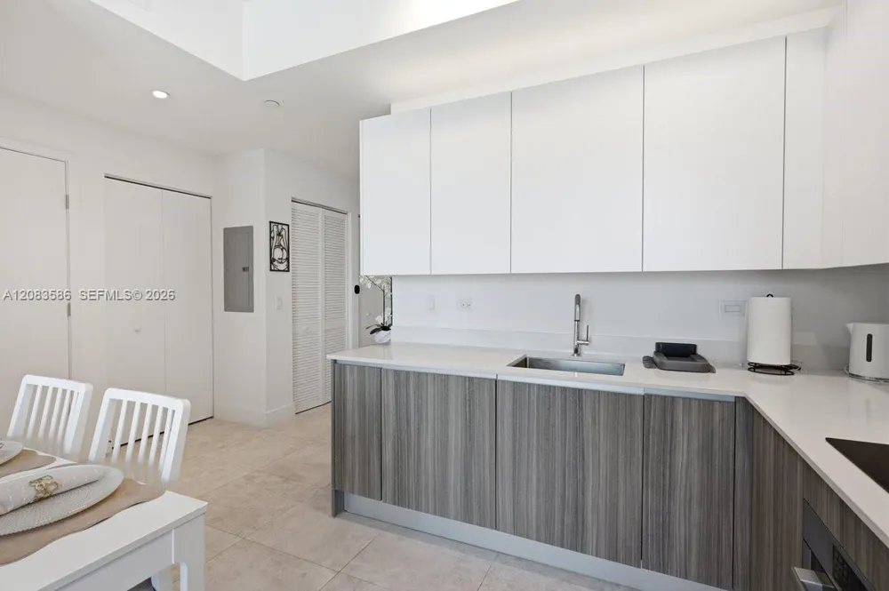 239 SW 9TH #1704 Miami, FL 33130