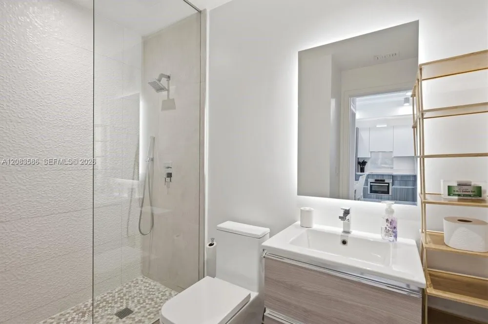 239 SW 9TH #1704 Miami, FL 33130
