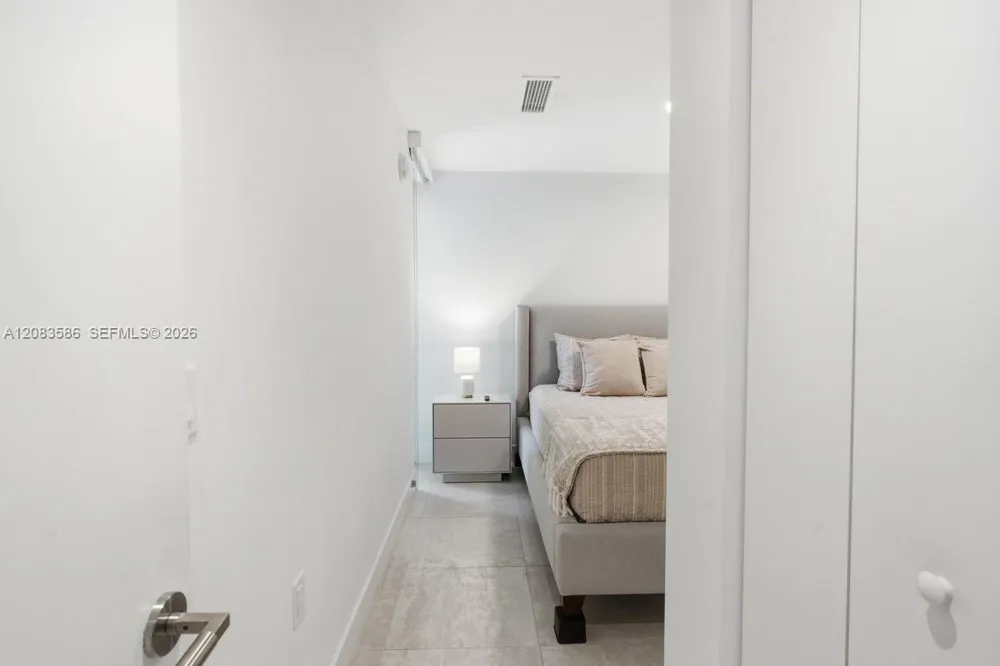 239 SW 9TH #1704 Miami, FL 33130