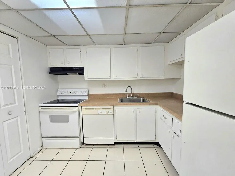 8001 Fairview Dr #206 Tamarac, FL 33321