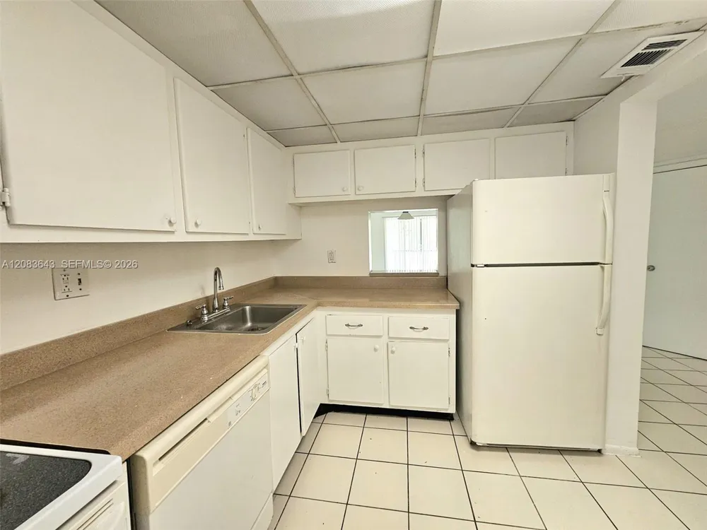 8001 Fairview Dr #206 Tamarac, FL 33321