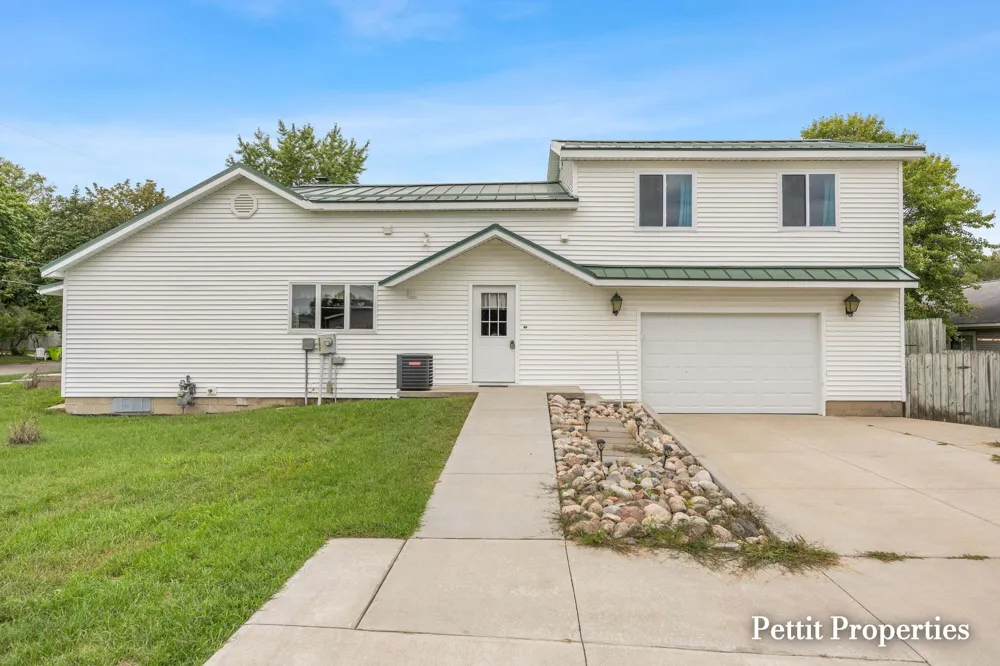 302 John Street Clare City, MI 48617