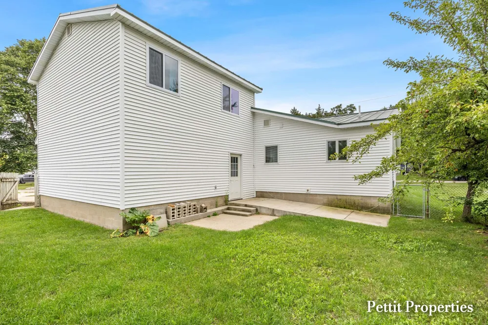 302 John Street Clare City, MI 48617