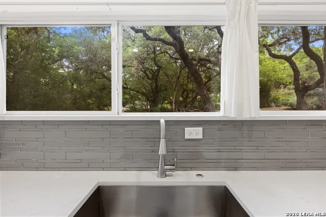 17807 HILLTOP DR Helotes, TX 78023