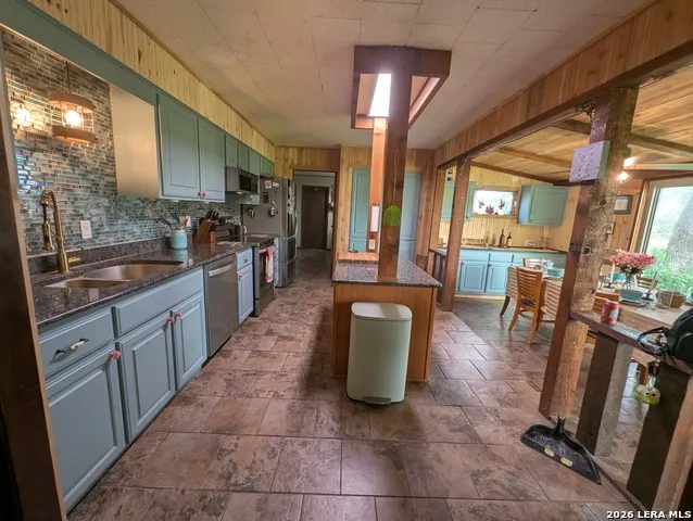 198 PRIVATE ROAD 7730 Devine, TX 78016