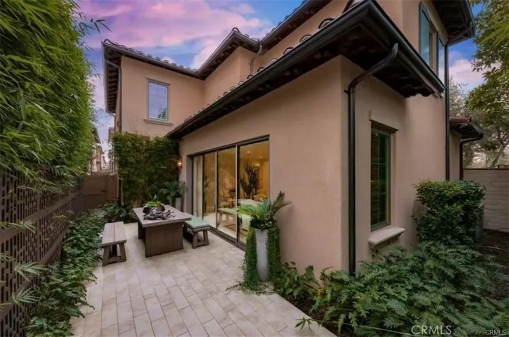166 Villa Ridge Irvine, CA 92602