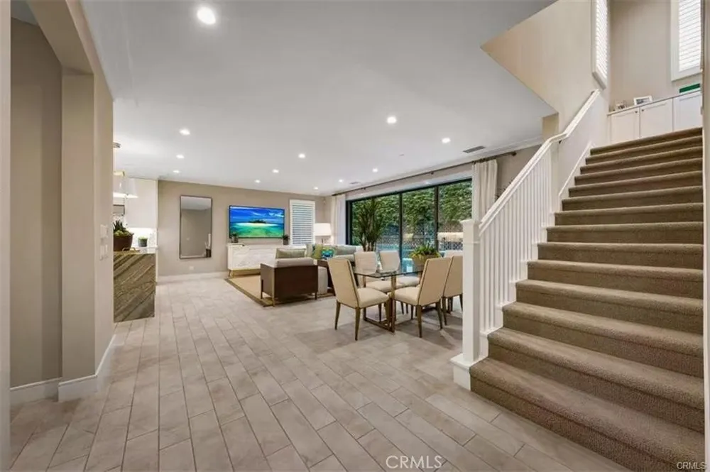 166 Villa Ridge Irvine, CA 92602