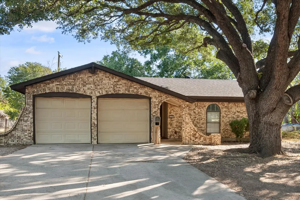 316 NW Summercrest Boulevard Burleson, TX 76028