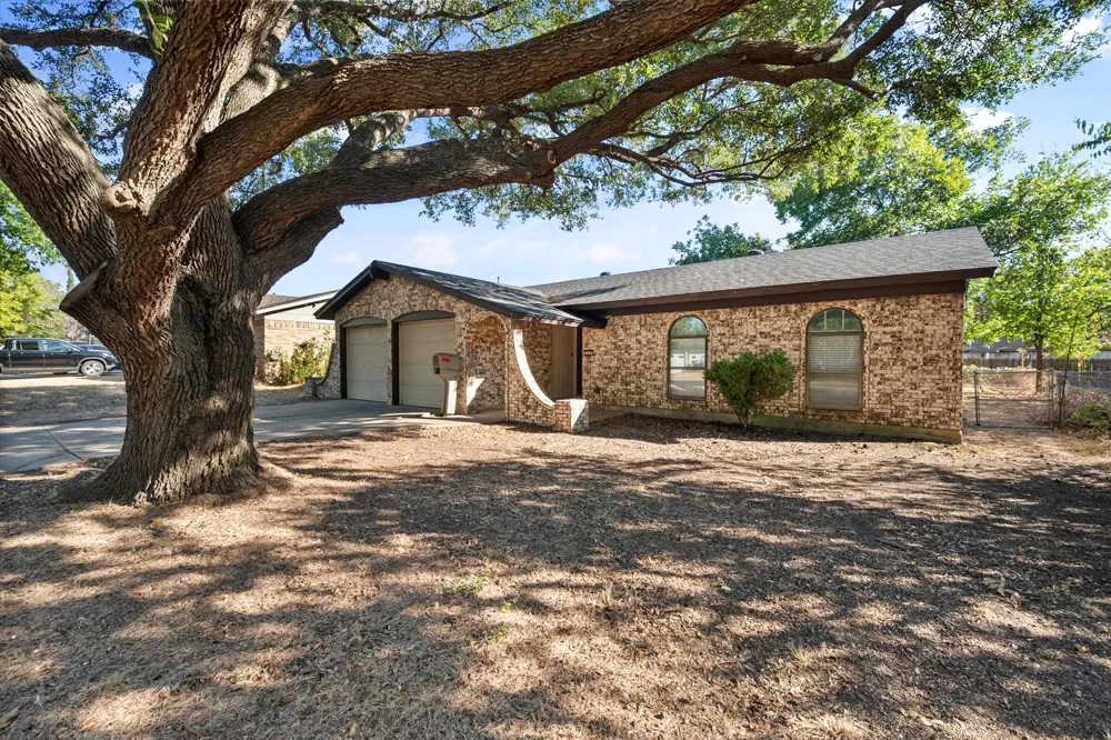 316 NW Summercrest Boulevard Burleson, TX 76028