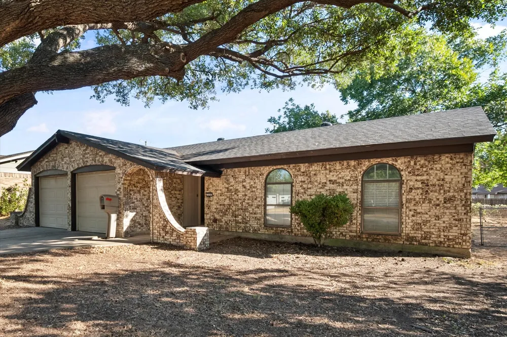 316 NW Summercrest Boulevard Burleson, TX 76028
