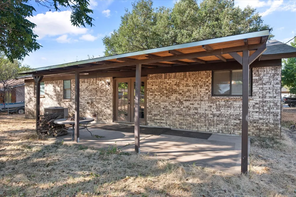 316 NW Summercrest Boulevard Burleson, TX 76028