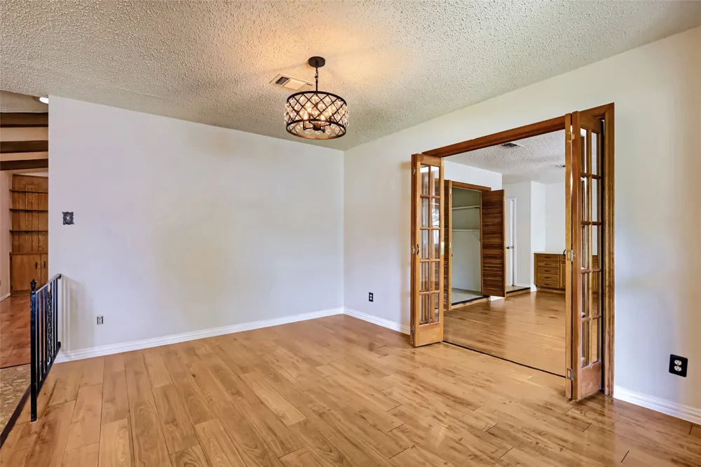 3017 Val Drive Austin, TX 78723
