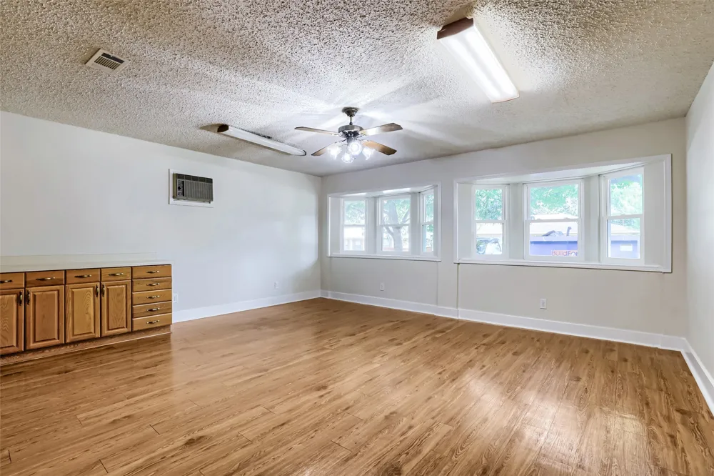 3017 Val Drive Austin, TX 78723