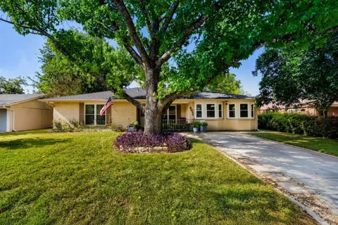 3017 Val Drive