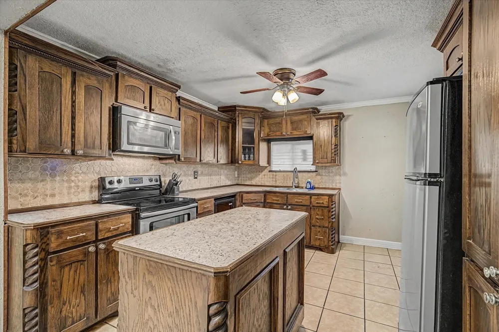 126 Huisache Street Lake Jackson, TX 77566