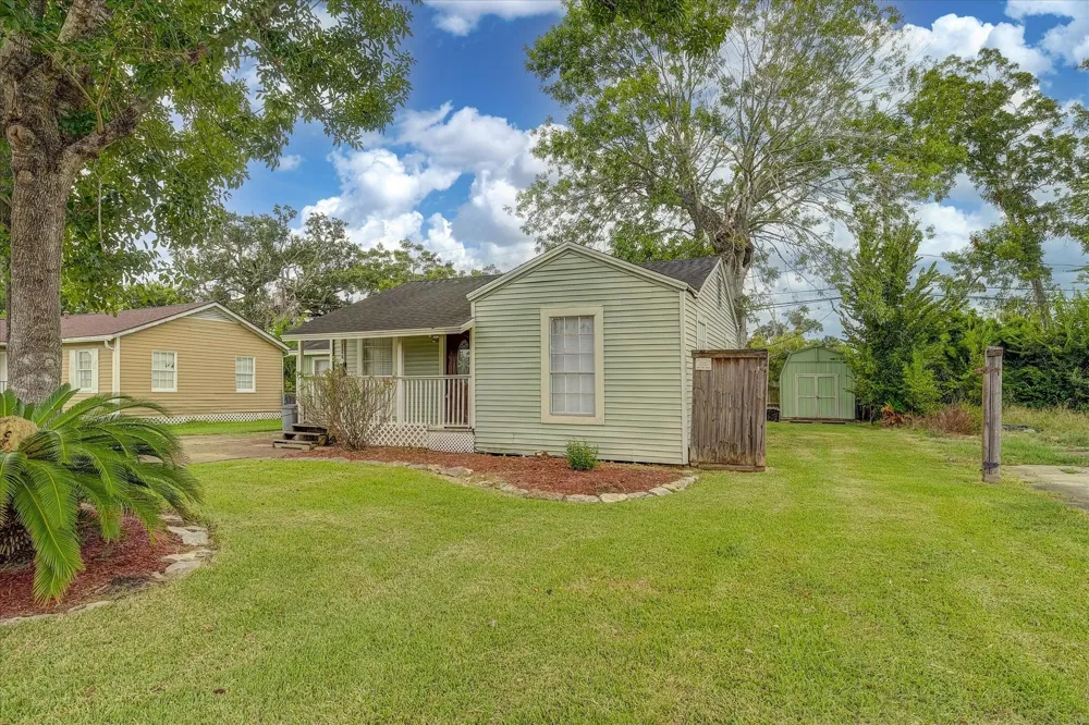 126 Huisache Street Lake Jackson, TX 77566