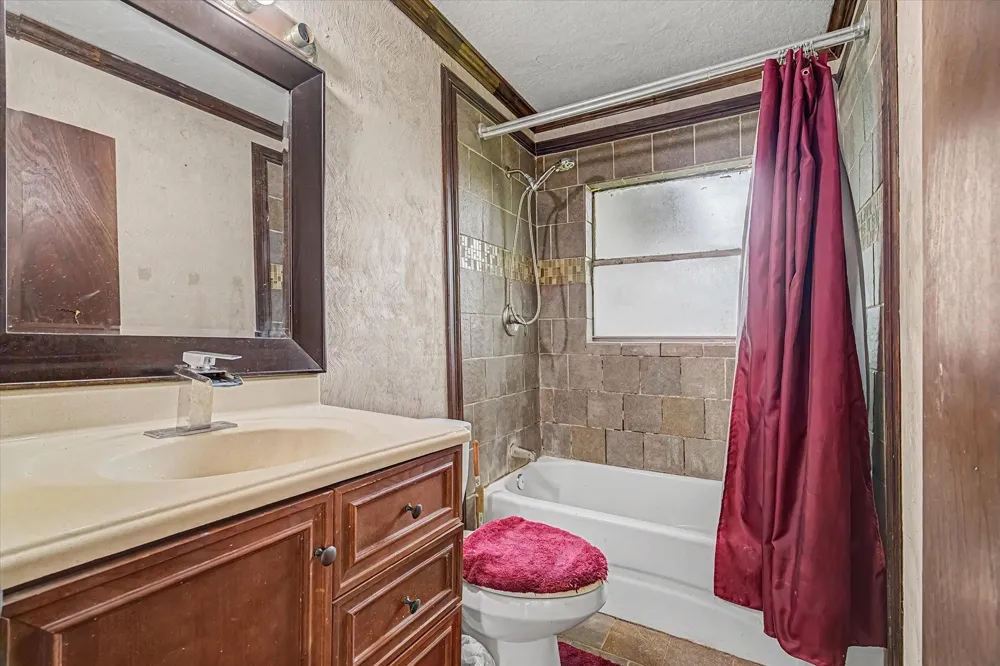 126 Huisache Street Lake Jackson, TX 77566