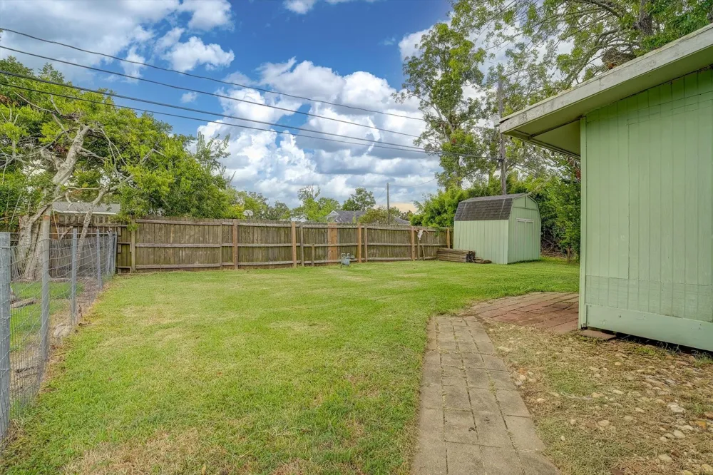 126 Huisache Street Lake Jackson, TX 77566