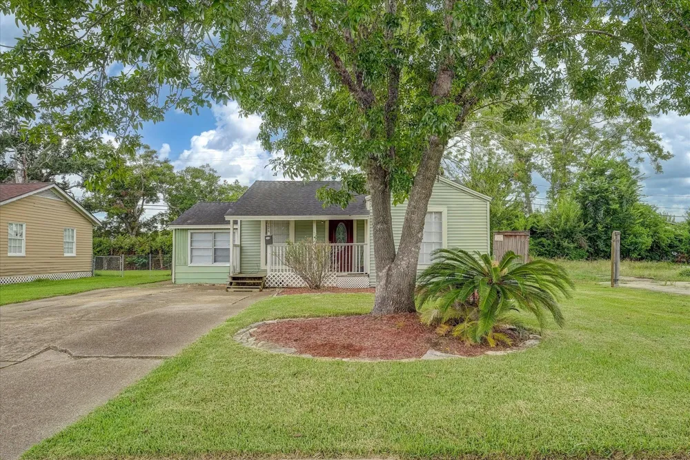 126 Huisache Street Lake Jackson, TX 77566