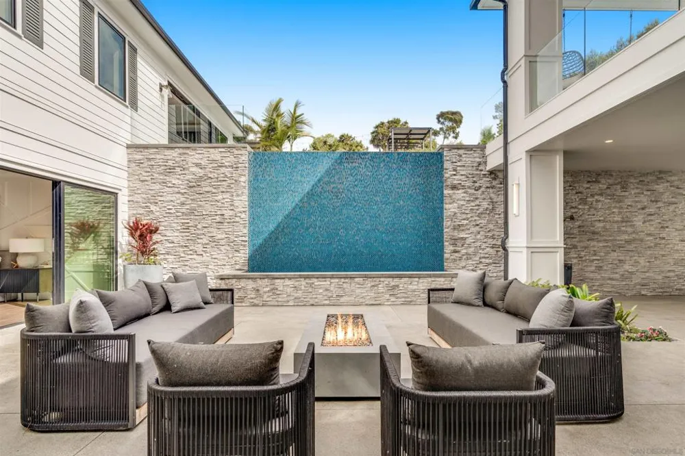 6389 Castejon La Jolla, CA 92037