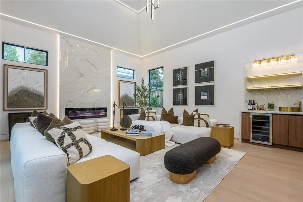 3841 Alameda De Las Pulgas Menlo Park, CA 94025