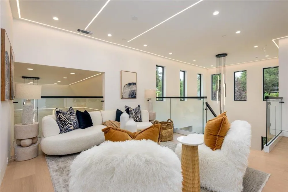 3841 Alameda De Las Pulgas Menlo Park, CA 94025