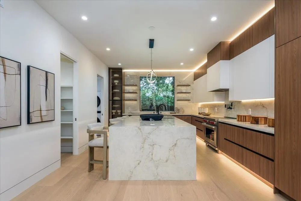 3841 Alameda De Las Pulgas Menlo Park, CA 94025