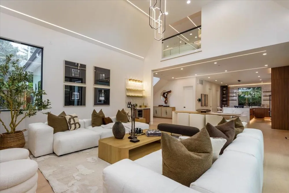 3841 Alameda De Las Pulgas Menlo Park, CA 94025