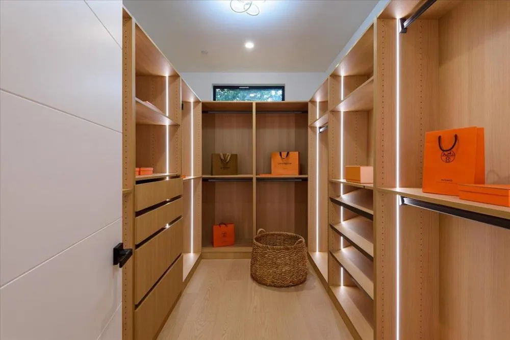 3841 Alameda De Las Pulgas Menlo Park, CA 94025
